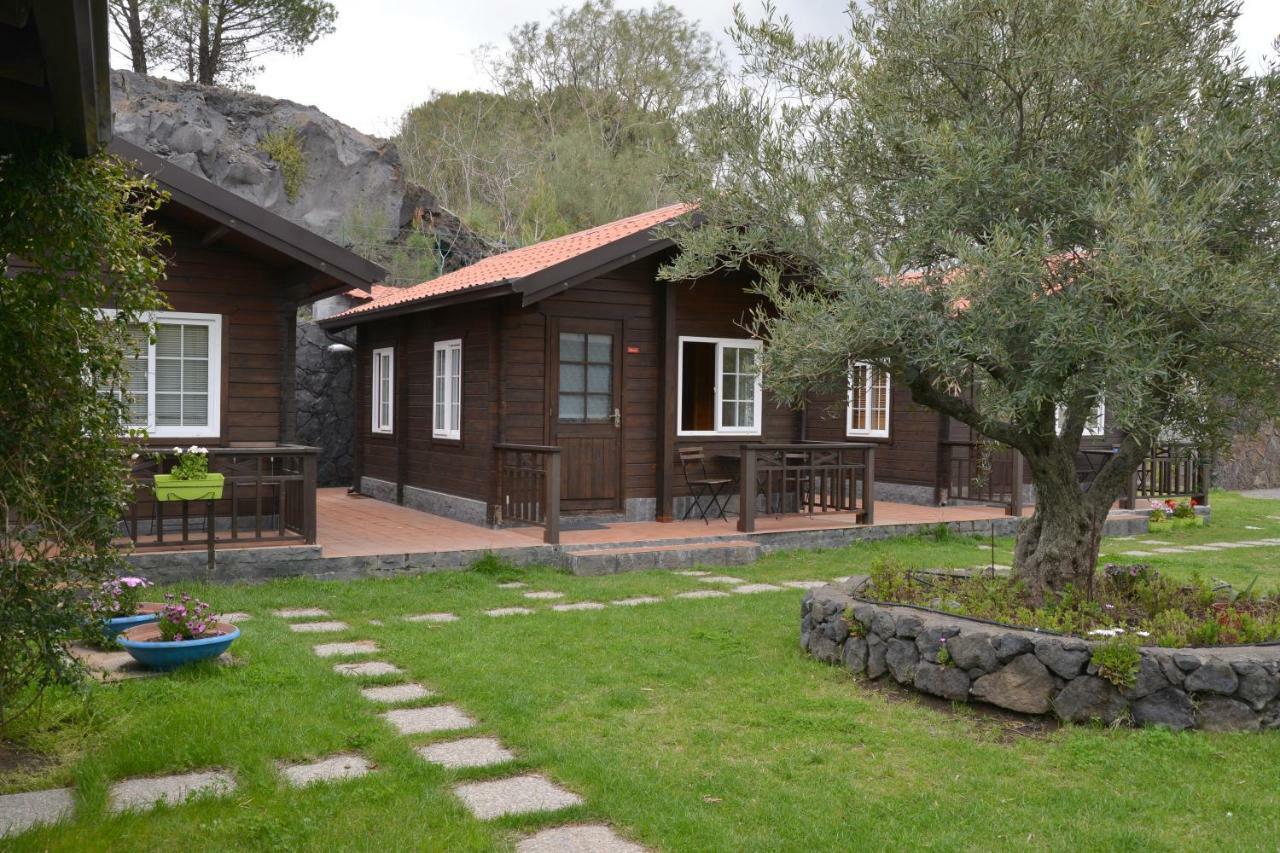 Etna Hut Bed and Breakfast Nicolosi Exteriör bild
